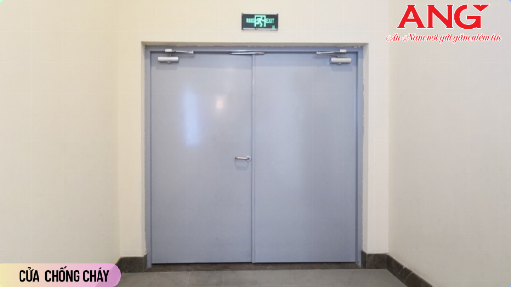 Một cánh cửa chống cháy hiện đại được lắp đặt trong hành lang công trình, đáp ứng các yêu cầu của quy chuẩn thay thế TCVN 2622 1995 (QCVN 06)
